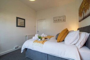 3 dormitorios, tabla de planchar con plancha, wifi gratis y ropa de cama