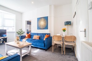 TV - Bright and Stylish 3-Bed Flat in Glasgow (Glasgow City)