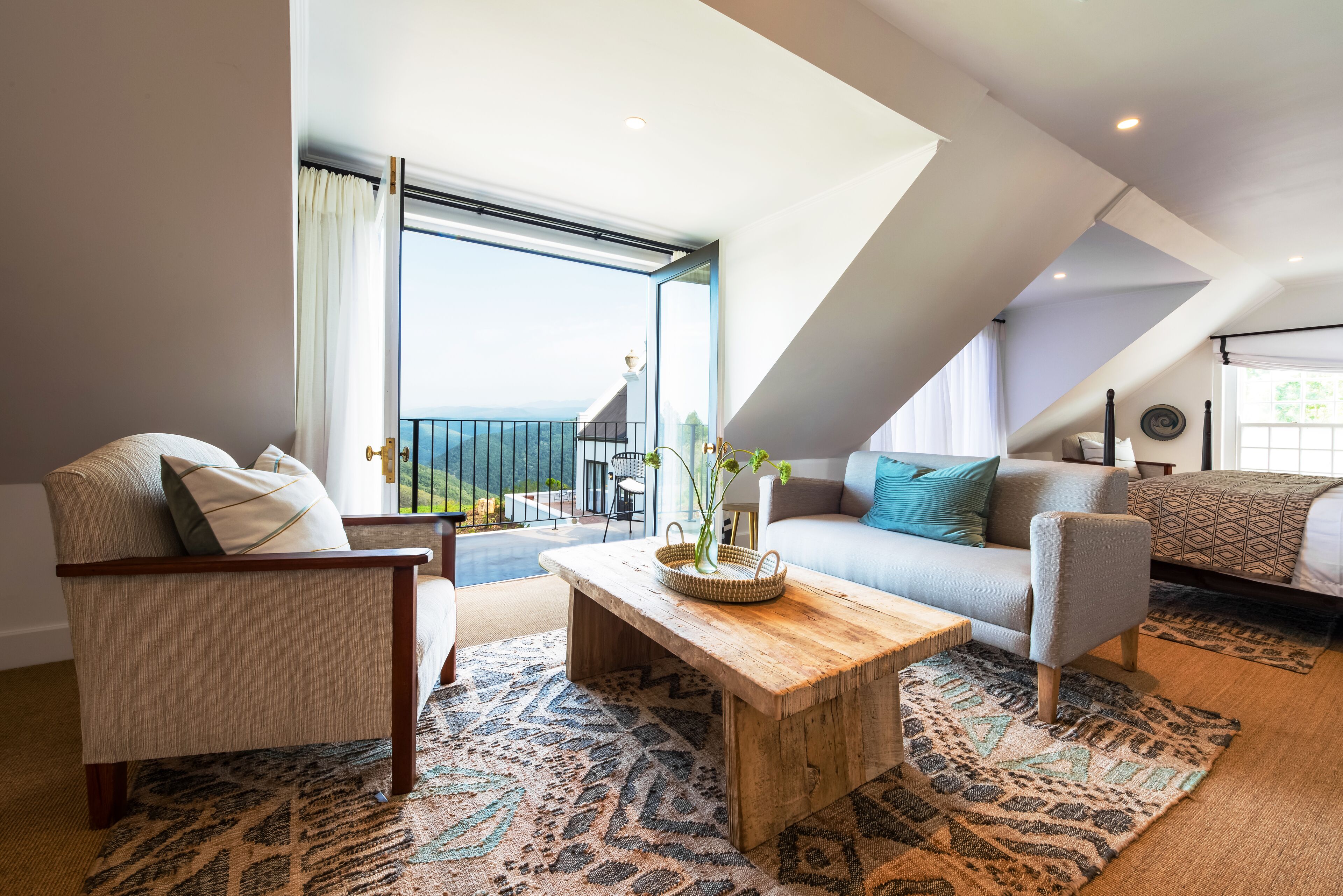 家庭套房 | 起居区 | 平板电视、壁炉