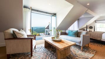 Familien-Suite | Wohnbereich | Flachbildfernseher, Kamin