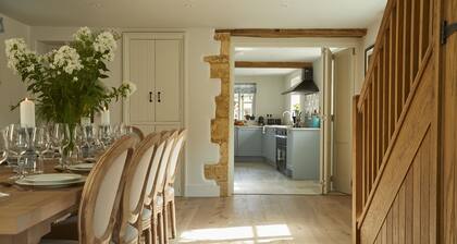 Coln Cottage & The Hideaway