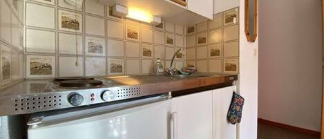 Jääkaappi, mikroaaltouuni, uuni, kahvin-/teenkeitin