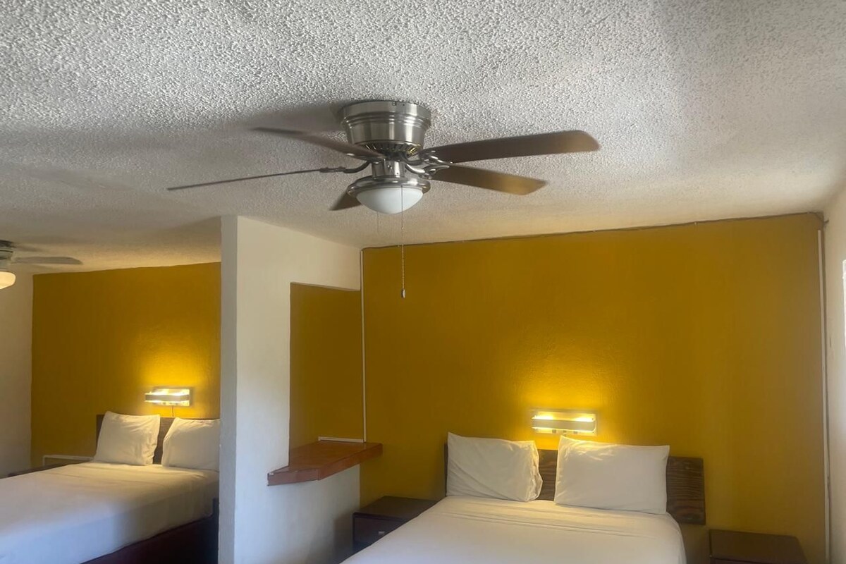 Suite junior, vistas a la piscina | Ropa de cama de alta calidad y minibar con artículos gratuitos