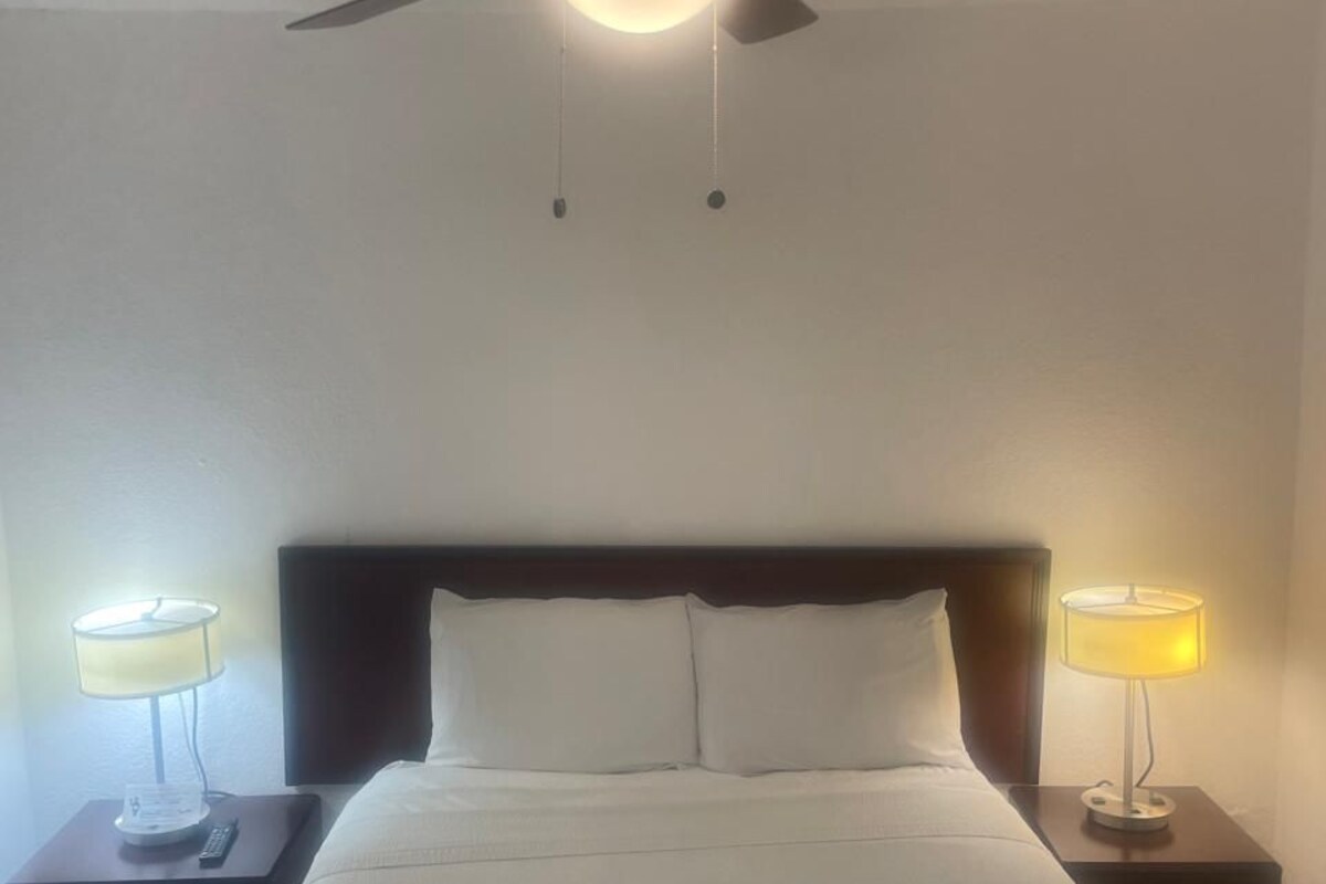 Ropa de cama de alta calidad, escritorio, wifi gratis y ropa de cama 