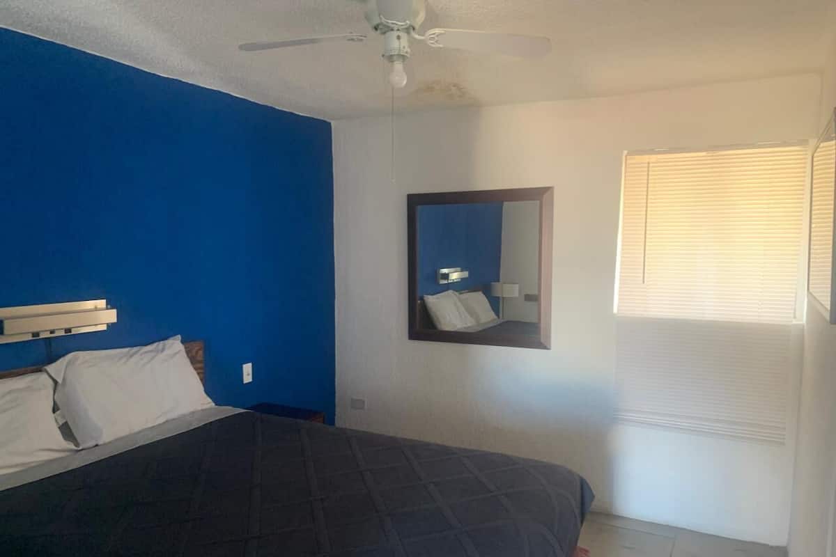 Hypo-allergenic bedding, free WiFi, bed sheets