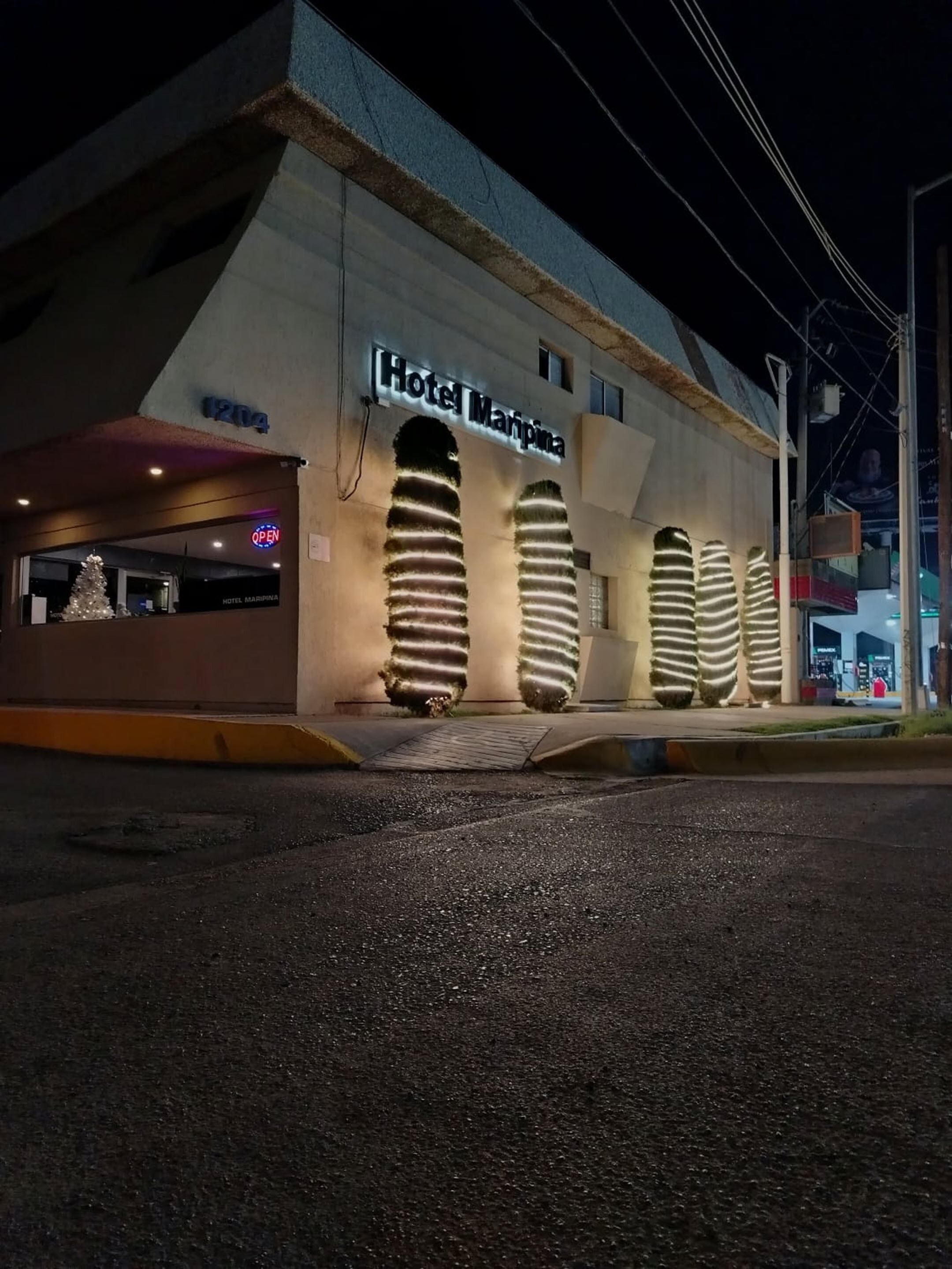 Bagian depan properti - sore/malam