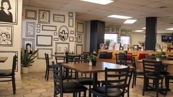 Daily cooked-to-order breakfast (MXN 140.00 per person)