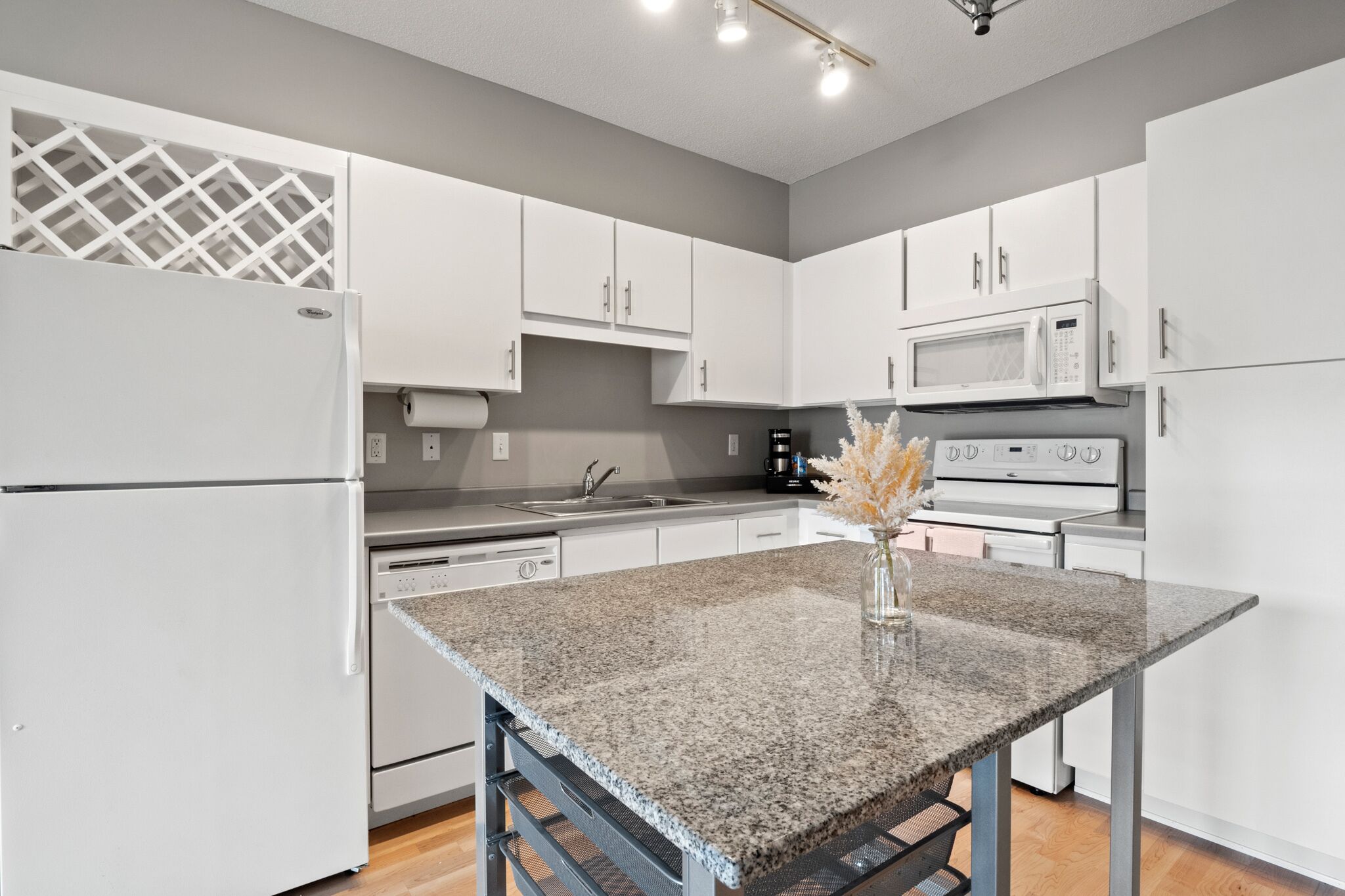 Discover the Ultimate Stay: Our Charming Condo in Downtown Minneapolis 325