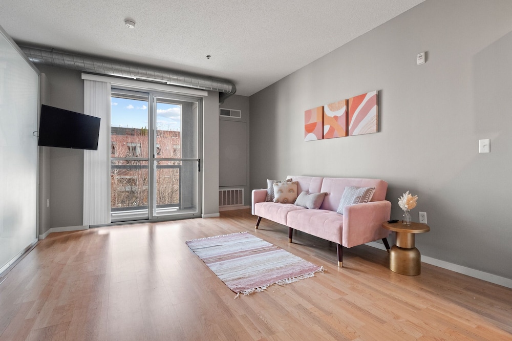 Discover the Ultimate Stay: Our Charming Condo in Downtown Minneapolis 325