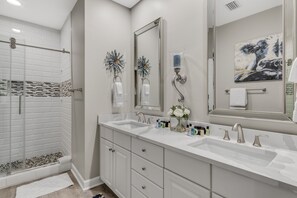 Combined shower/tub, hair dryer, towels
