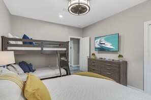4 slaapkamers, een bureau, een strijkplank/strijkijzer, reisbedje
