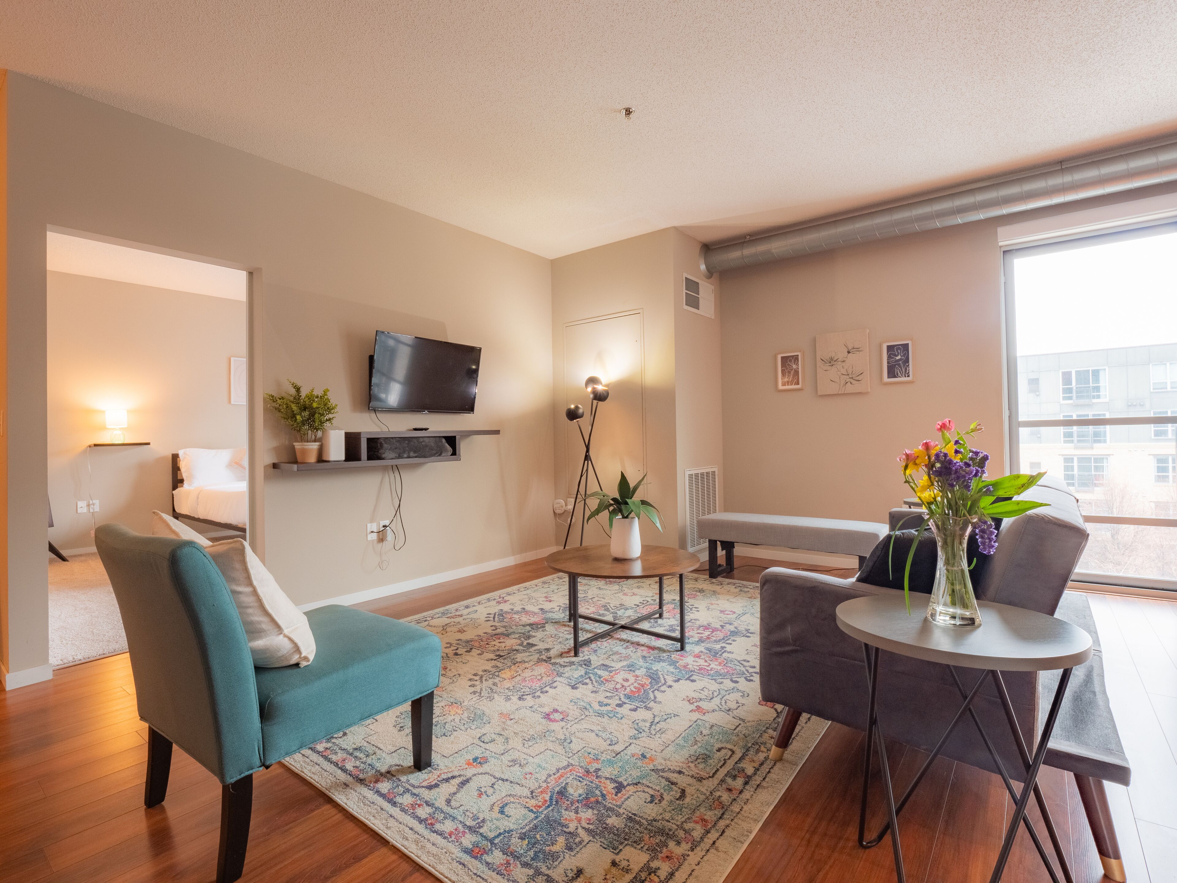 Modern and Stylish Condo in the Heart of Minneapolis: Your Perfect Oasis 447