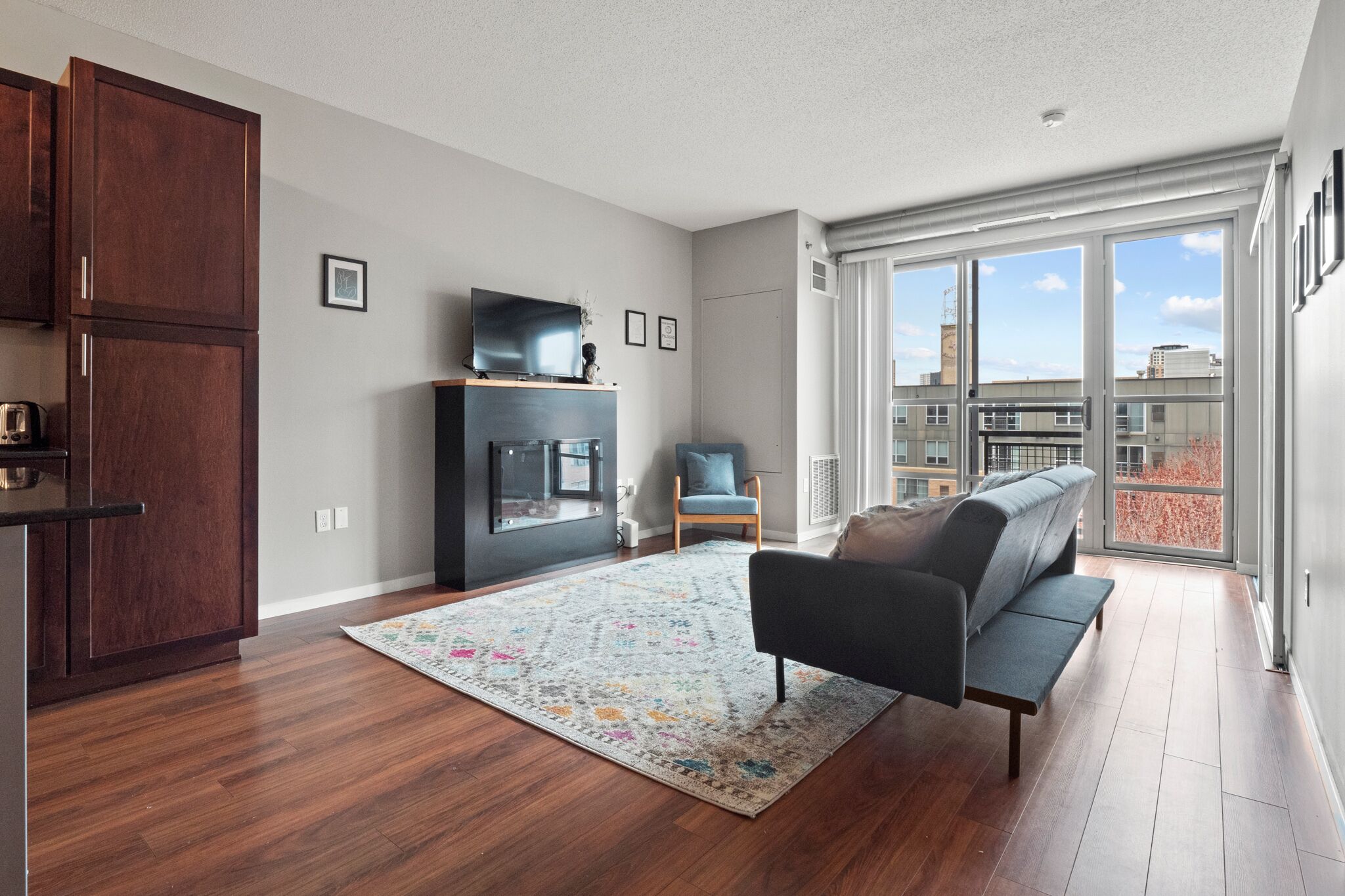 Experience the Warmth of Home at our Cozy Condo in Downtown Minneapolis 553