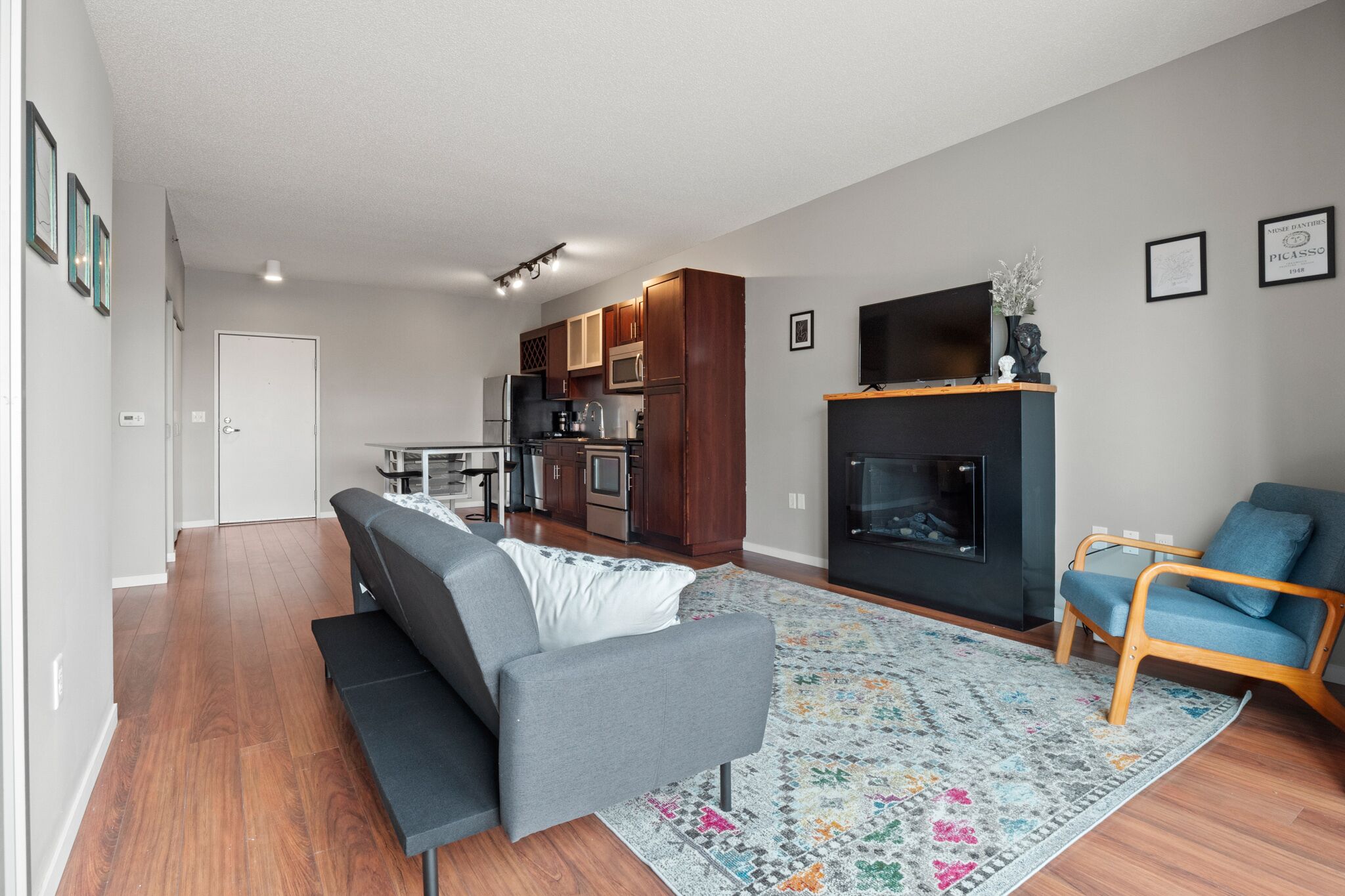 Experience the Warmth of Home at our Cozy Condo in Downtown Minneapolis 553