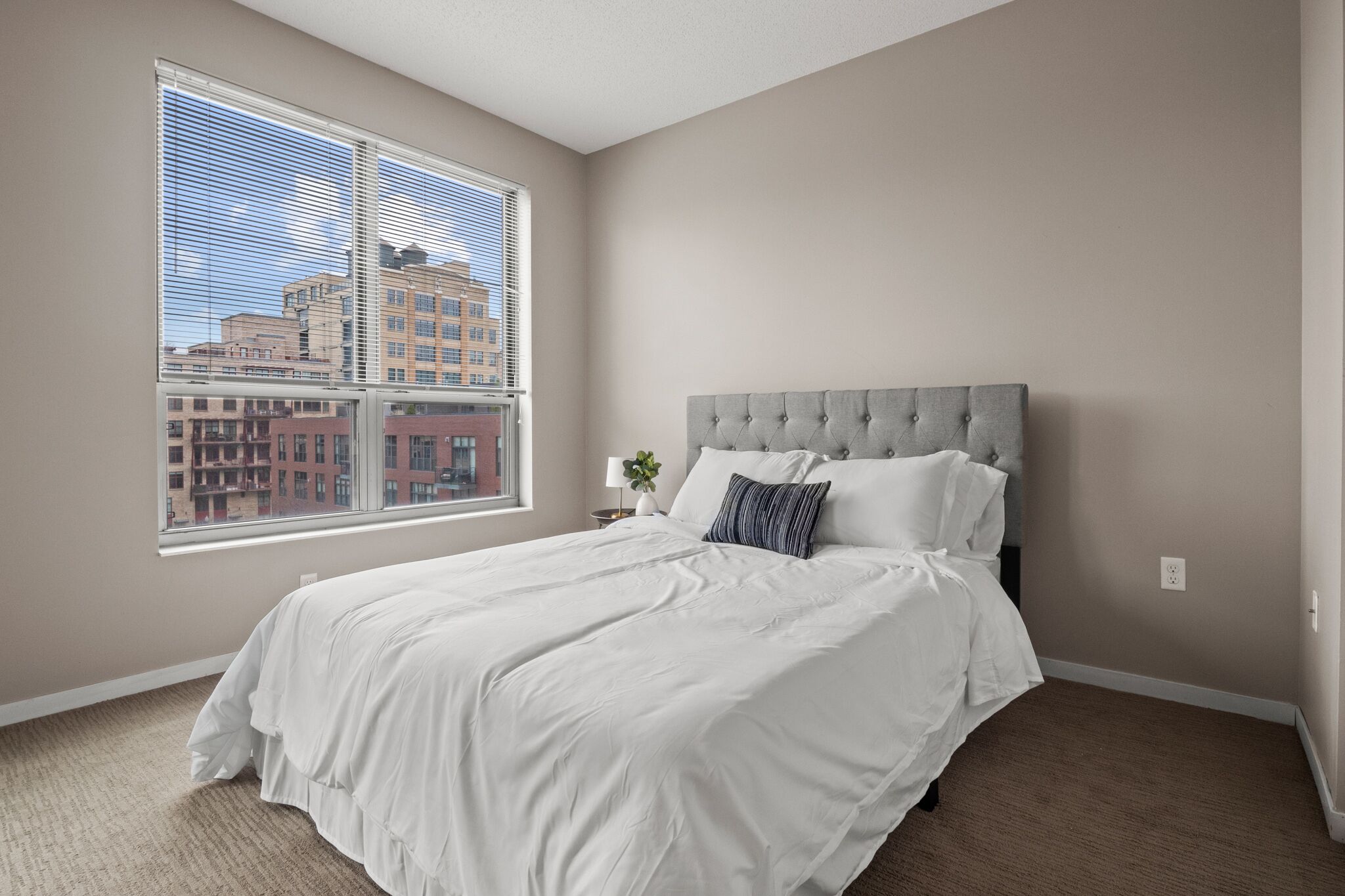 Experience the Warmth of Home at our Cozy Condo in Downtown Minneapolis 553