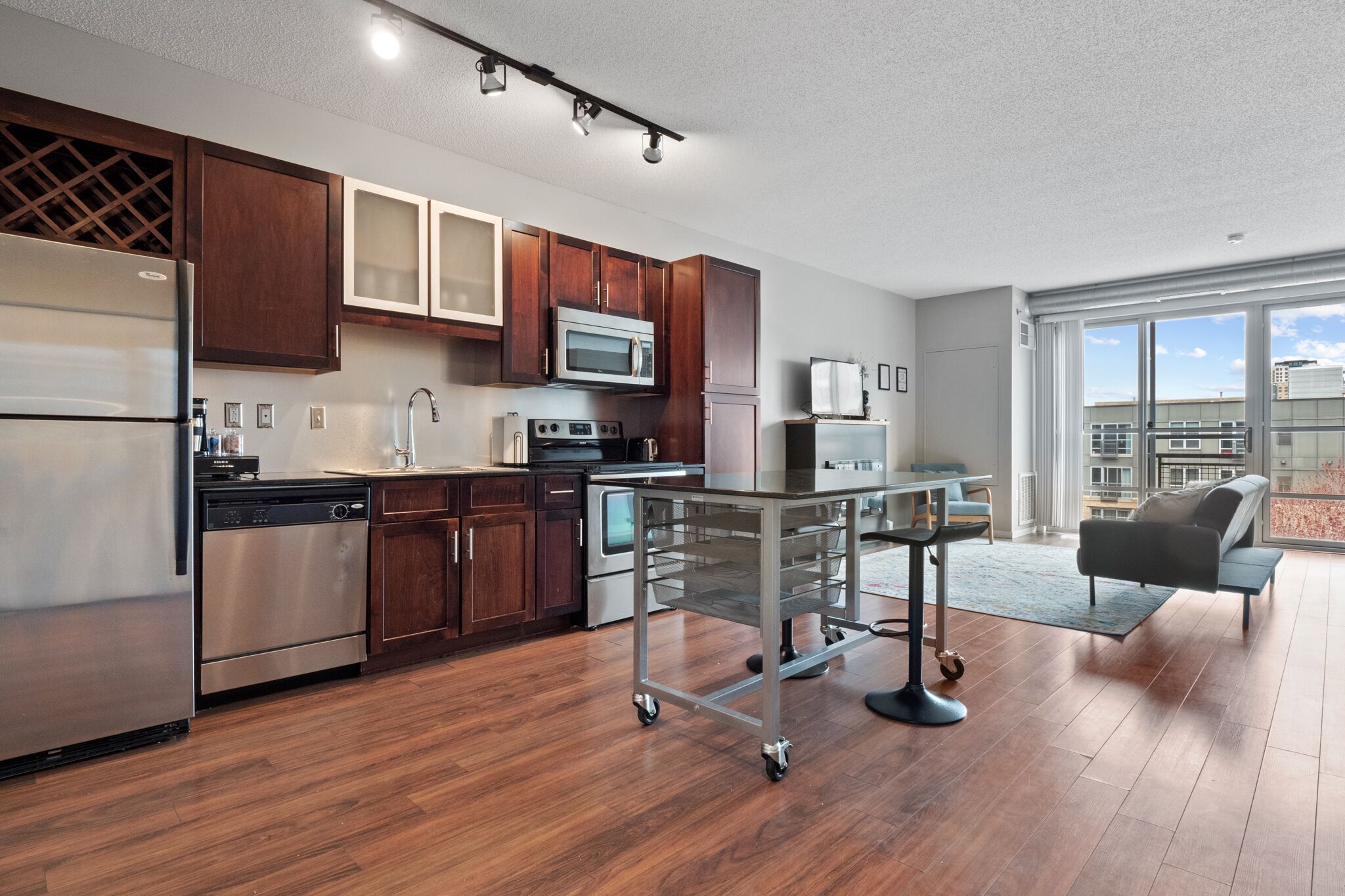 Experience the Warmth of Home at our Cozy Condo in Downtown Minneapolis 553