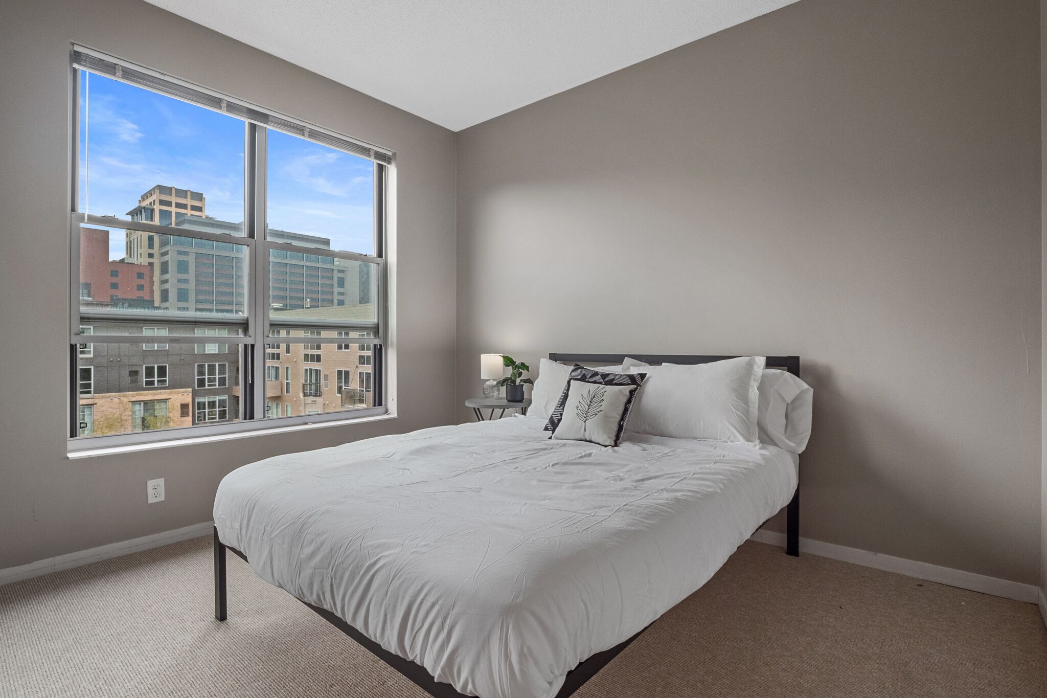 Savor the City Life: Stay at Elegant Condo in Vibrant Downtown Minneapolis 505