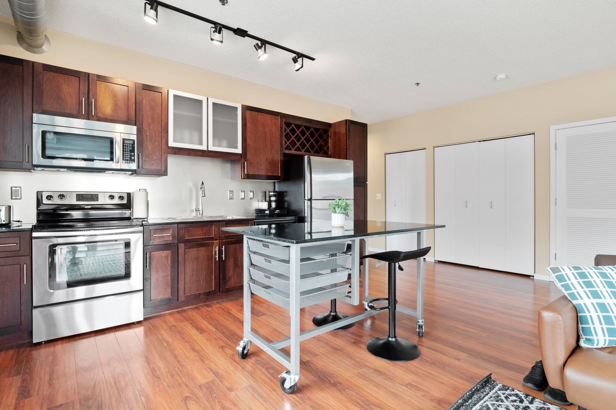 Unwind in Style: Stay at Our Elegant Condo in Downtown Minneapolis 455