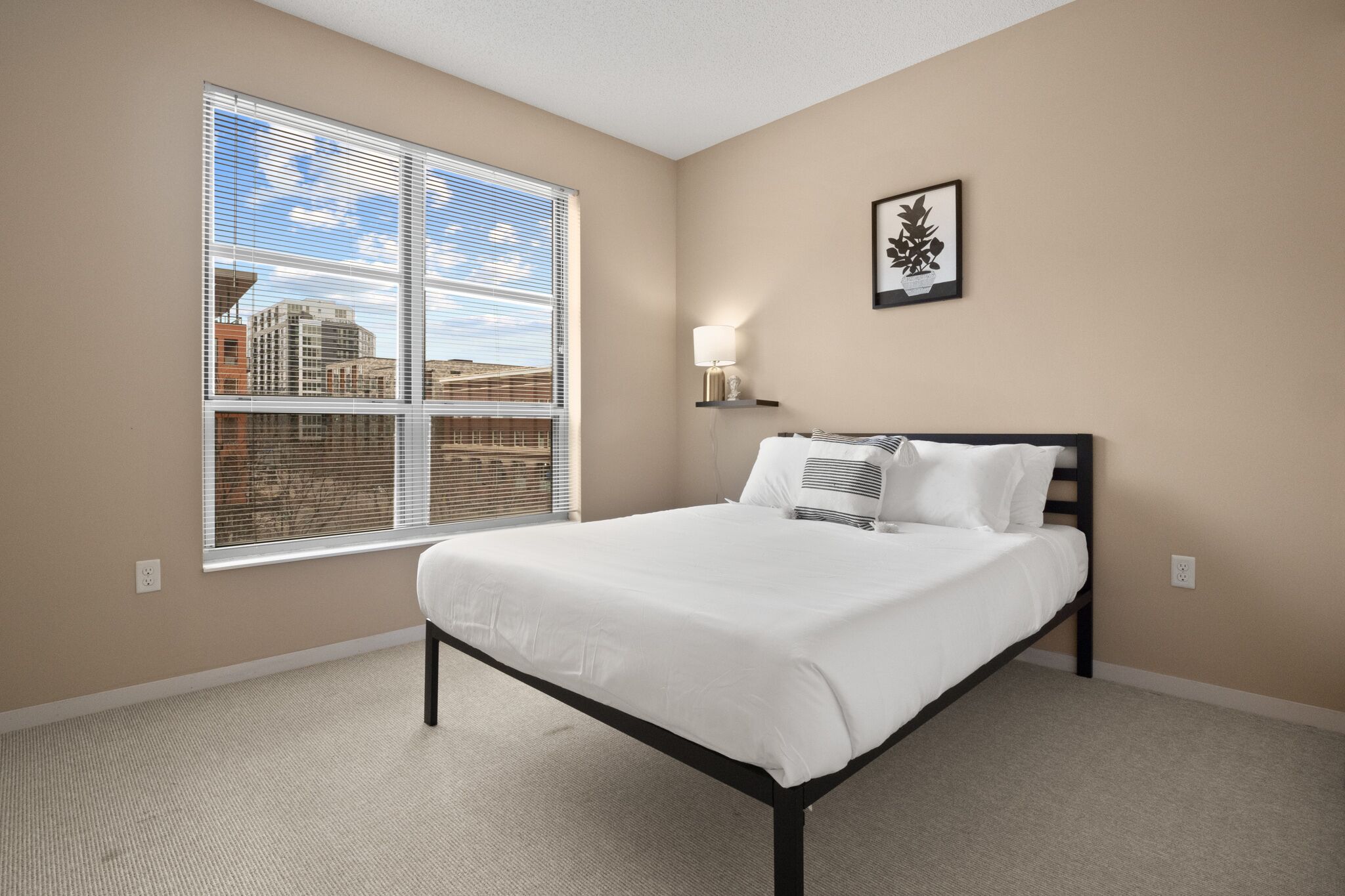 Unwind in Style: Stay at Our Elegant Condo in Downtown Minneapolis 455