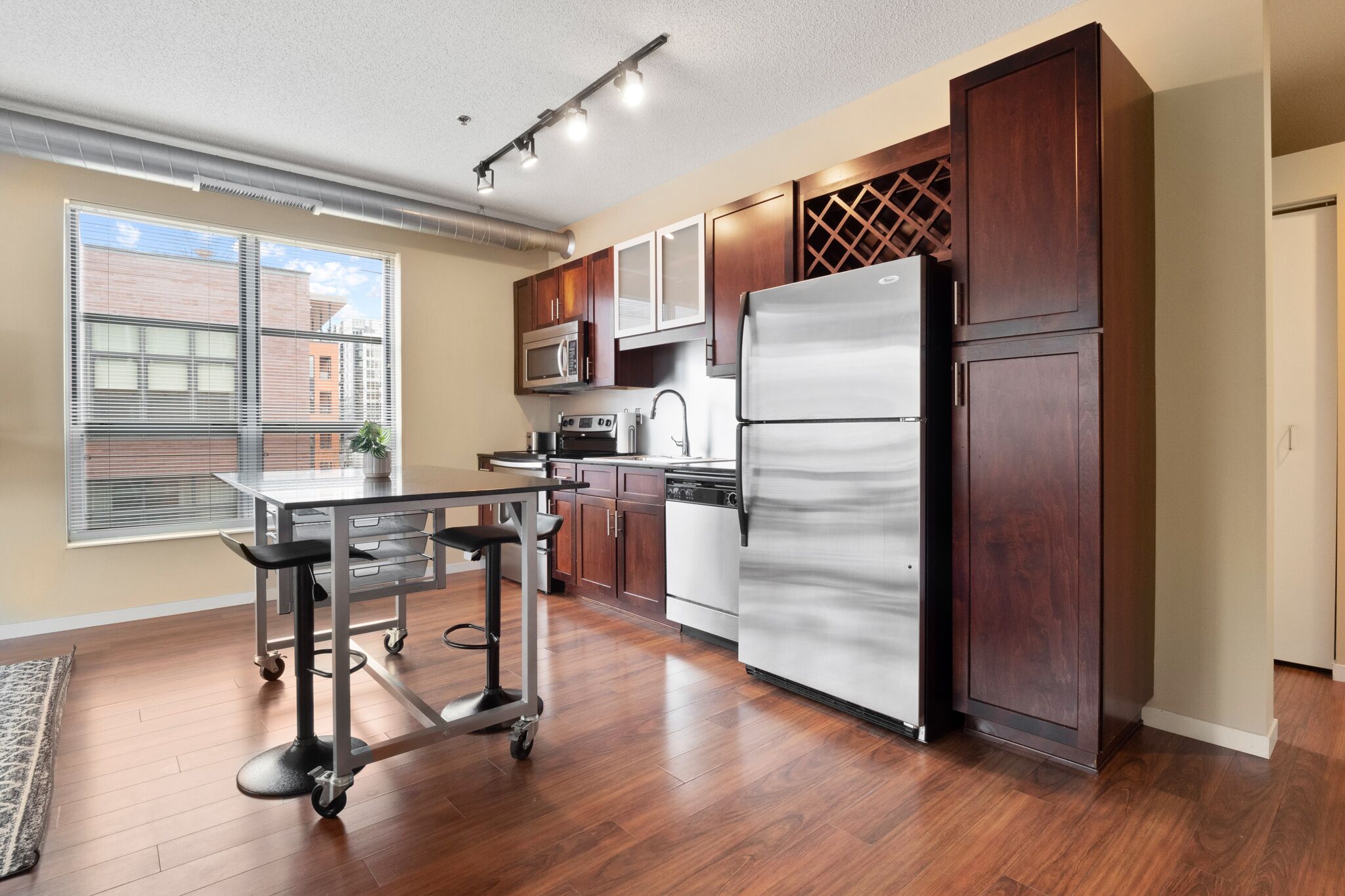 Unwind in Style: Stay at Our Elegant Condo in Downtown Minneapolis 455