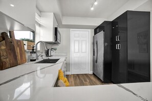 Réfrigérateur, micro-ondes, four, plaque de cuisson