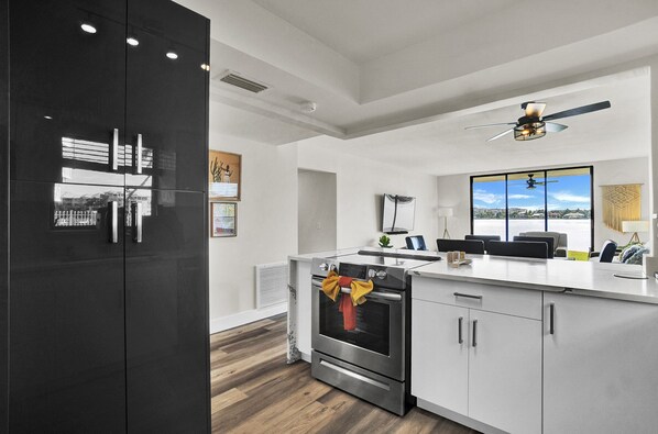 Réfrigérateur, micro-ondes, four, plaque de cuisson