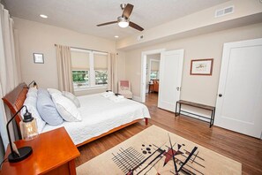 4 habitaciones, escritorio y tabla de planchar con plancha