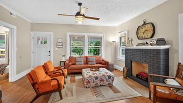 Een smart-tv en boeken