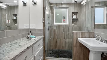 Badewanne, Haartrockner, Handtücher