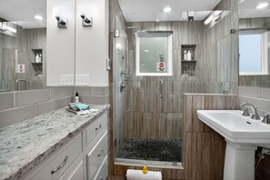 Badewanne, Haartrockner, Handtücher