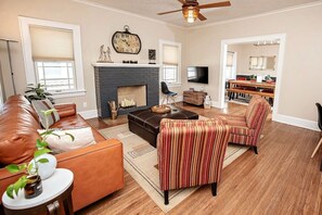 Een smart-tv en boeken