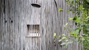 Familien-Suite | Badezimmer | Dusche, Regendusche, kostenlose Toilettenartikel, Haartrockner
