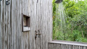 A wooden structure with a small window and a showerhead. - Sungulwane Private Game Lodge (Hluhluwe)