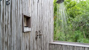 Deluxe-suite | Badeværelse | Bruser, brusehoved med spredningseffekt, gratis toiletartikler
