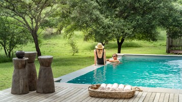 Utomhuspool, parasoller och solstolar
