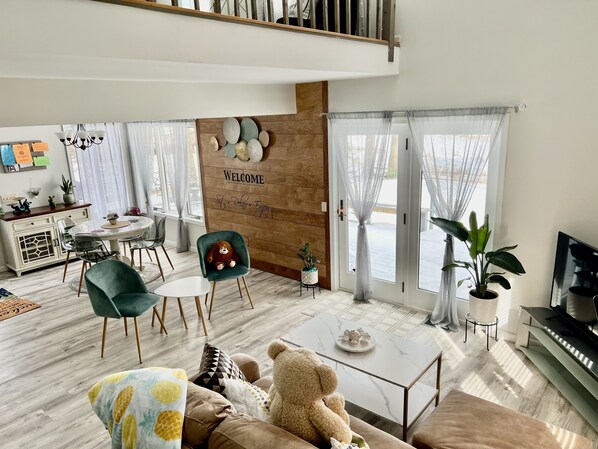 Smart TV, books, computer monitors - Lake View Cozy Stays for Every Adventure, Live Like a Local,Next 2 Fishing Site. (Sackets Harbor)