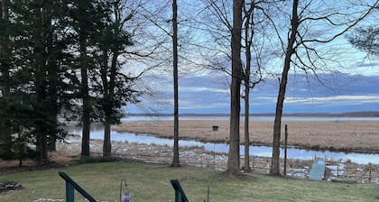 Lake View Cozy Stays for Every Adventure, Live Like a Local,Next 2 Fishing Site.