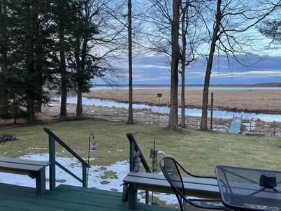 Lake View Cozy Stays for Every Adventure, Live Like a Local,Next 2 Fishing Site.