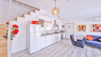 Villa Onay 2 | Dapur pribadi | Lemari es besar, oven, kompor, dan mesin pencuci piring