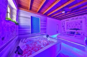 Villa Onay 4 | Luxe beddengoed, donzen dekbedden, individueel gedecoreerd