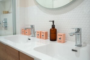 Douche, sèche-cheveux, savon, shampoing