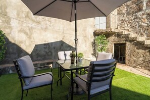 Outdoor dining - Elegant Sunny Apartment | Terrace by HostWise (Vila Nova de Gaia)