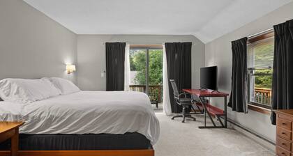 Spacious Townhome-1 Mi. from Mt Snow w/ Fireplace!
