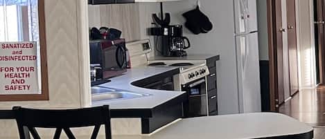 Frigorifero, microonde, forno, piano cottura