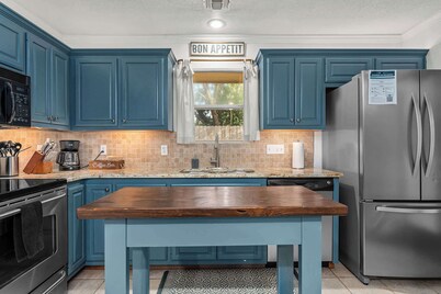 Memories - Hot Tub, Pool & Karaoke Lounge