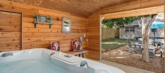 Memories - Hot Tub, Pool & Karaoke Lounge