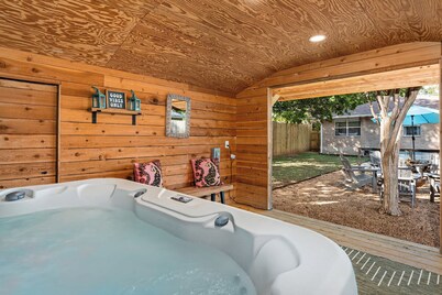 Memories - Hot Tub, Pool & Karaoke Lounge