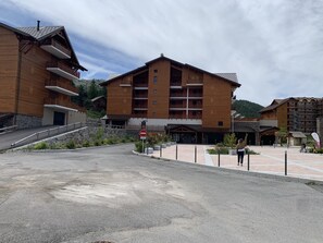 Exterior - Charming T3 in a residence close to the slopes and shops South-facing balcony (La joue du loup)