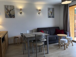 Dining - Charming T3 in a residence close to the slopes and shops South-facing balcony (La joue du loup)