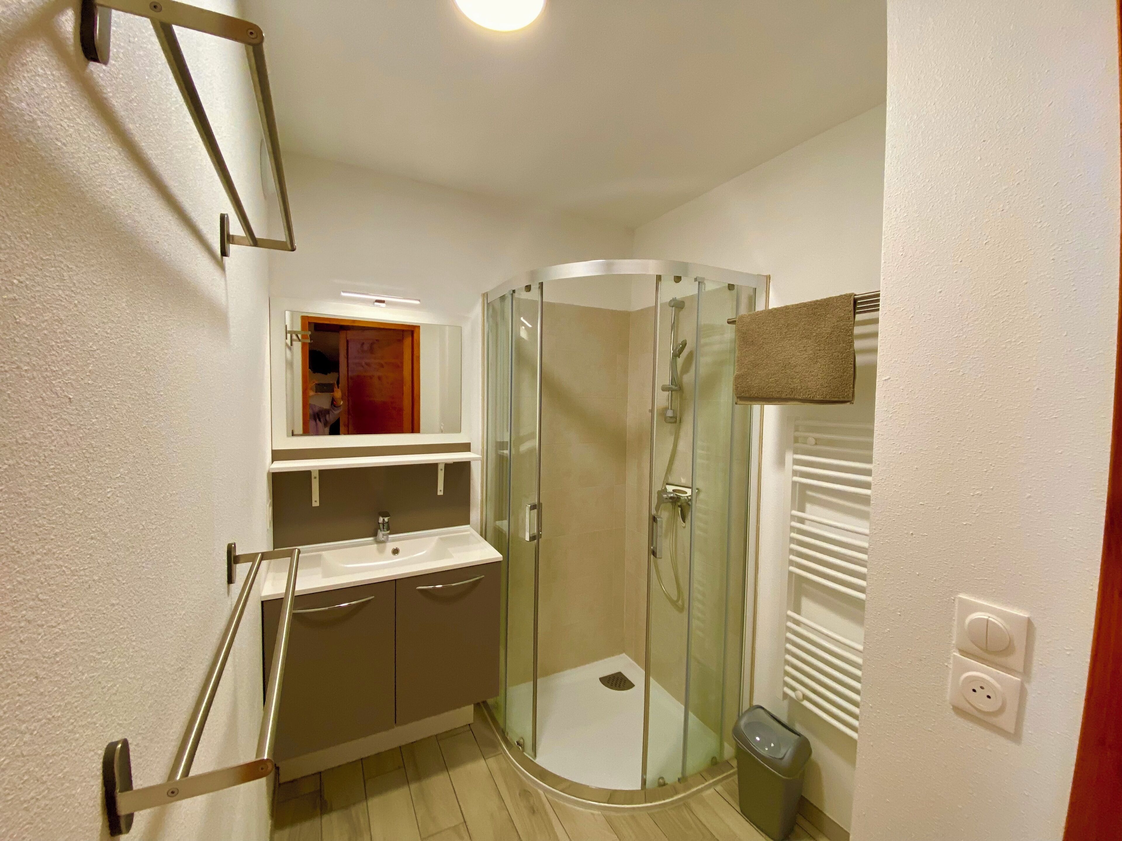 Douche, sèche-cheveux